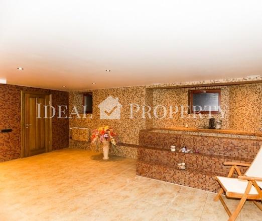 Lieliska savrupmāja Asaros, Jūrmalā, netālu no jūras.